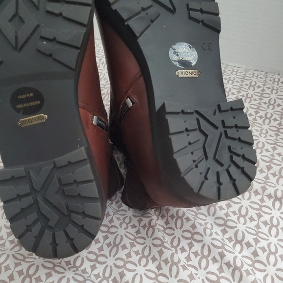 Vionic Boots Size 8.5 . - Picture 15 of 16